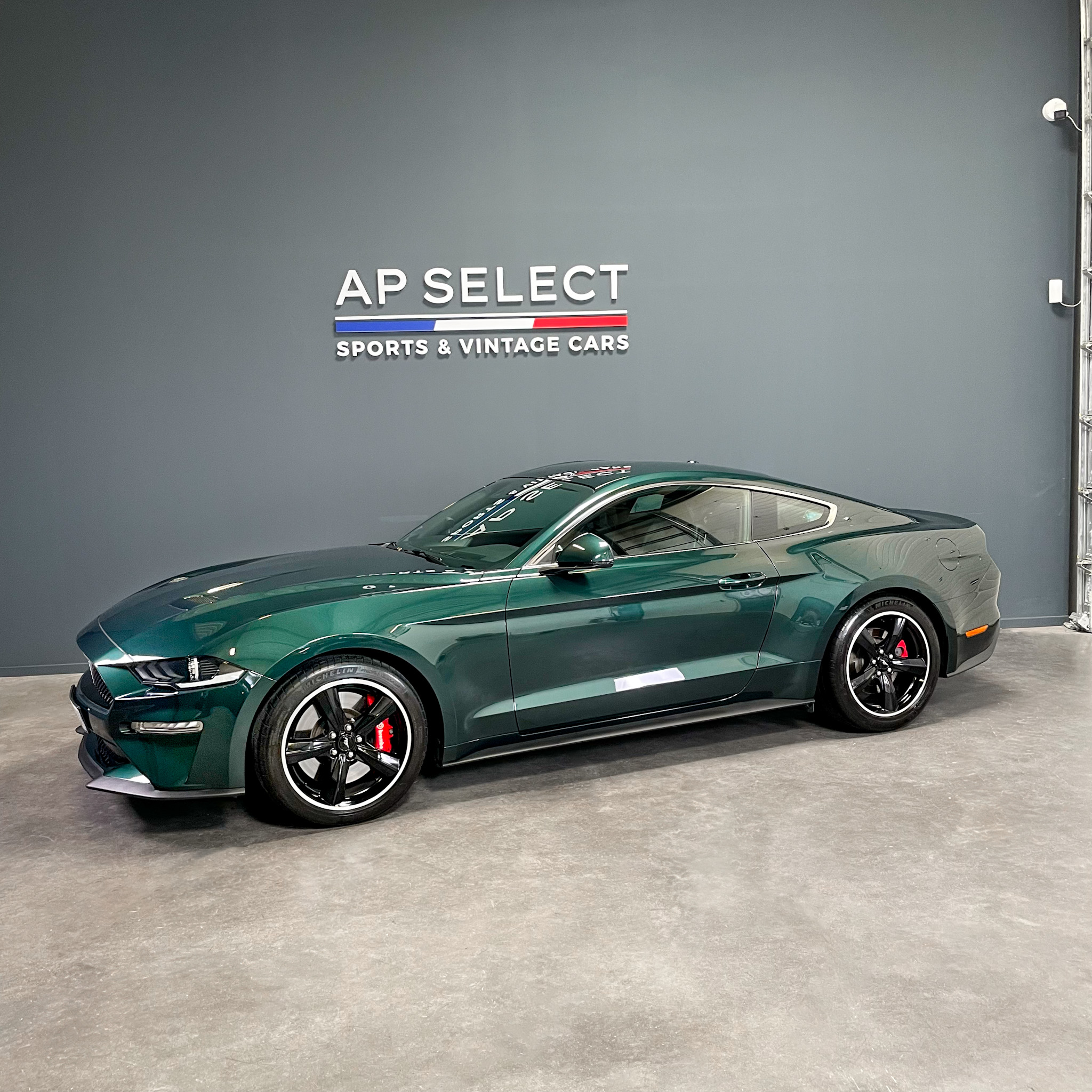 Photographie d'une Ford Mustang BULLITT vue de trois quarts face dans les locaux d'AP SELECT